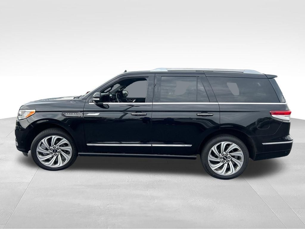 2022 Lincoln Navigator — side profile view